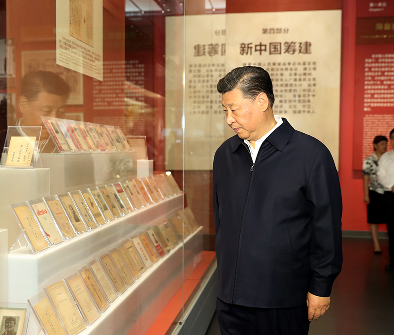 9月12日，中共中央總書(shū)記、國(guó)家主席、中央軍委主席習(xí)近平視察中共中央北京香山革命紀(jì)念地。這是習(xí)近平在香山革命紀(jì)念館參觀《為新中國(guó)奠基》主題展覽。